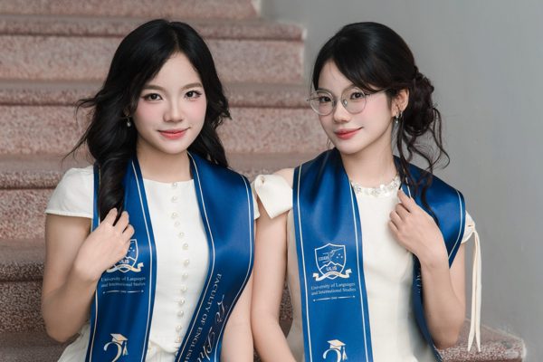 Chị em sinh đôi cùng tốt nghiệp loại Xuất sắc ngành Sư phạm, IELTS 8.0 từ lớp 11