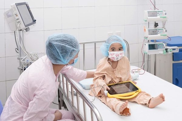 Chị gái suy tủy xương vô căn được cứu sống nhờ em trai