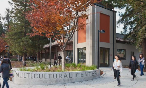 Chi phí đại học cao khiến học sinh Mỹ ồ ạt đổ vào cao đẳng