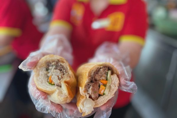 Chi phí đầu vào tăng, loạt tiệm bánh mì nổi tiếng ở TPHCM đau đầu giữ giá