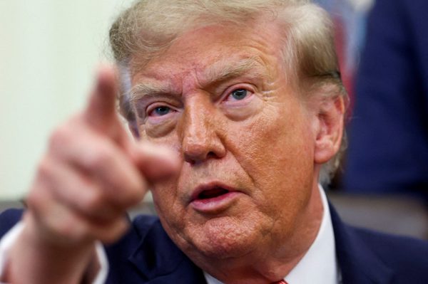 Chi phí sinh hoạt, vấn đề nhập cư phủ bóng bầu cử Mỹ giữa lúc Tổng thống Trump mất điểm