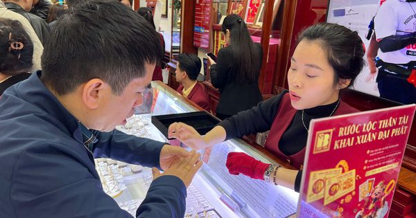 Chia nhỏ thanh toán mua bán vàng né quy định không dùng tiền mặt sẽ bị xử lý