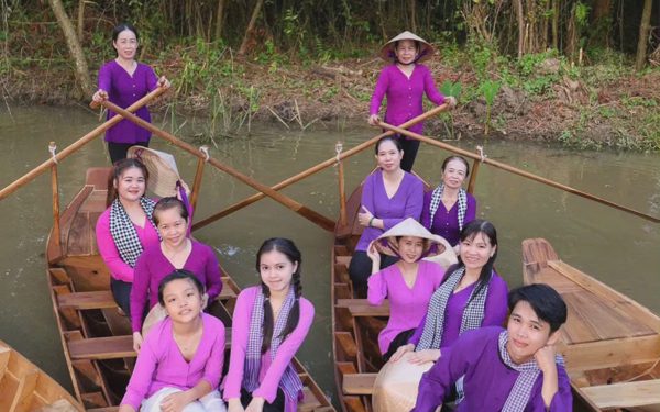 Chiếc áo bà ba mời bà tư, bà năm cứ lấy mặc