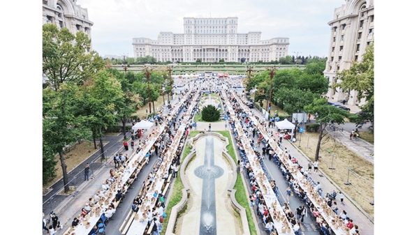 Chiếc bàn dài nhất làm từ vật liệu tái chế
