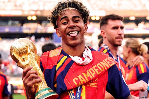 Chiếc cúp World Cup trên tay Yamal: 5kg vàng, hơn 6,5 tỷ đồng