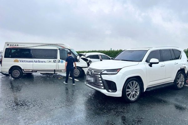 Chiếc Lexus trong tai nạn liên hoàn từng chạy quá tốc độ trên cao tốc