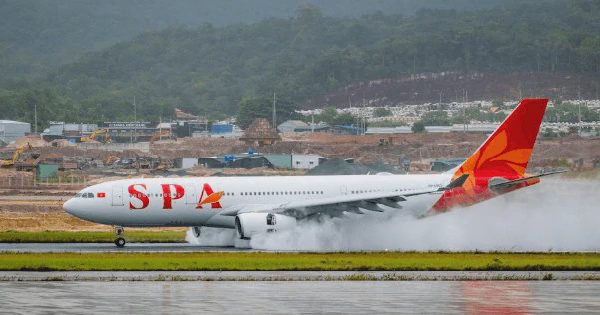 Chiếc máy bay thân rộng đầu tiên của Sun PhuQuoc Airways đã về Phú Quốc sau hành trình đặc biệt: Gặp trục trặc dẫn đường ở Cực Bắc, mất GPS khi qua Nga, phải đổi sân bay vì bão ở Nhật