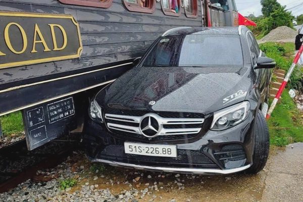 Chiếc Mercedes băng qua đường sắt, gây tai nạn hy hữu ở Đà Lạt