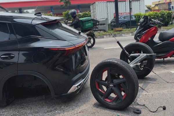 Chiếc SUV hiệu Chery rơi cầu sau giữa đường