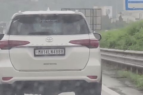 Chiếc Toyota Fortuner tự động che giấu biển số khi chạy giữa phố
