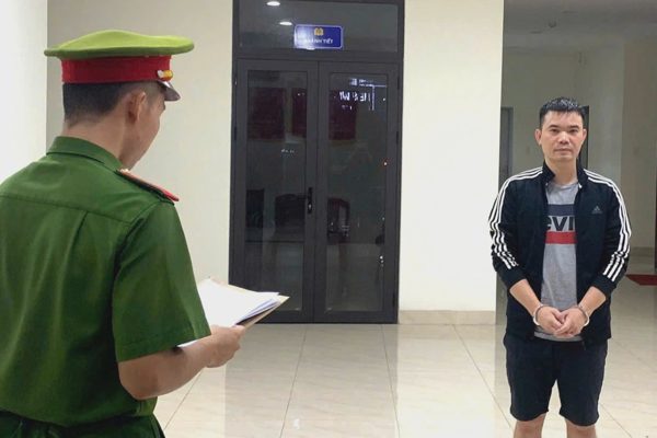 Chiếm đoạt 30.000 USD khi đổi ngoại tệ cho người nước ngoài