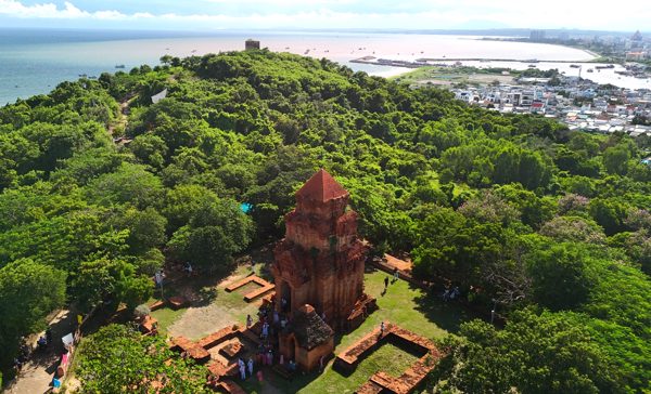 Chiêm ngưỡng tháp Chăm 1.200 năm tuổi nằm cạnh bờ biển Phan Thiết thơ mộng