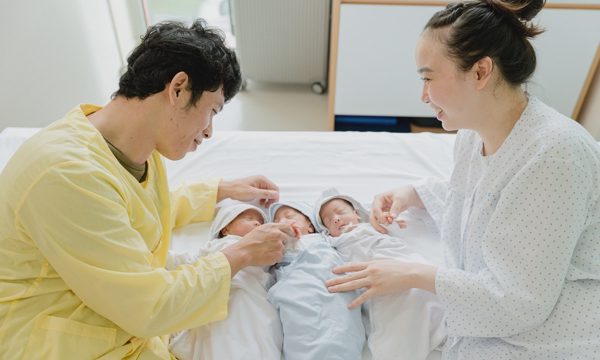 Chiến lược sinh trì hoãn giúp ba em bé 'tam thai' chào đời cách nhau 36 giờ