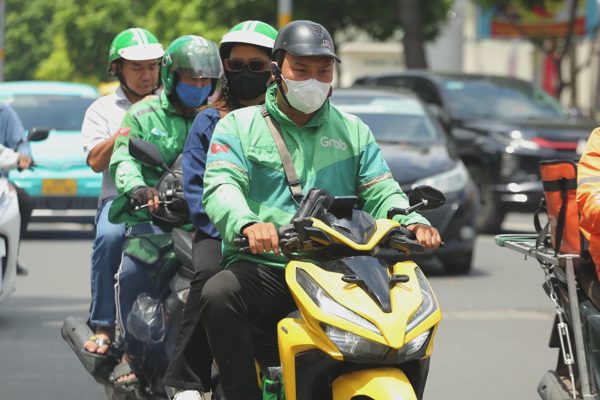 Chiết khấu thay đổi, tài xế Grab nói ngày chạy 10-12 tiếng mới đủ sống