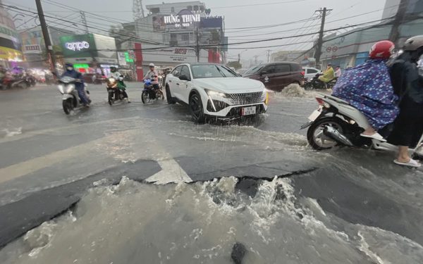 Chiều nay nếu mưa lớn, người dân TP.HCM cần lưu ý những đoạn đường dễ ngập nước nào?