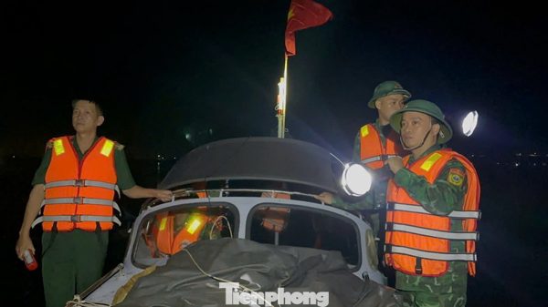 Chìm thuyền gần cửa biển ở Huế, người đàn ông rơi xuống nước tử vong, vợ được cứu sống