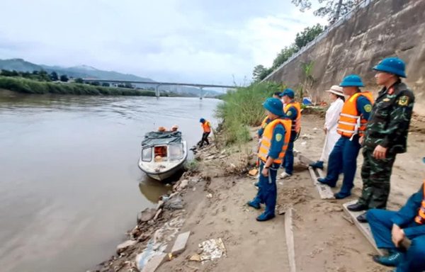 Chìm thuyền trên sông Hồng, một kiểm lâm viên mất tích