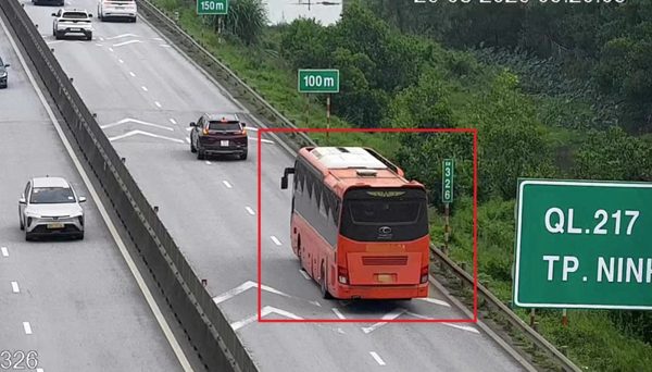 Chính phủ chỉ đạo rà soát quy định khoảng cách giữa các xe trên cao tốc
