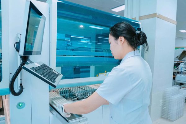 Chính phủ Hoa Kỳ trao tặng thiết bị xét nghiệm hiện đại cho Bệnh viện Bạch Mai