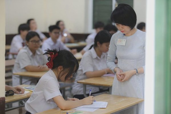 Chính phủ yêu cầu bảo đảm học sinh không đỗ lớp 10 công lập vẫn được đi học