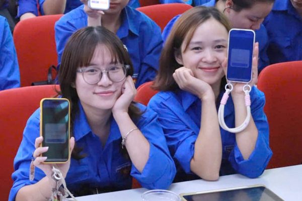 Chinh phục Nghị quyết Đại hội Đoàn XIII trên Smartphone, vận dụng vào công việc hàng ngày