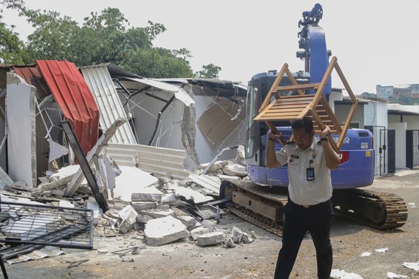 Chính quyền mang máy xúc ủi sạch 10 ‘biệt thự’ xây trái phép trong nhà tù Indonesia