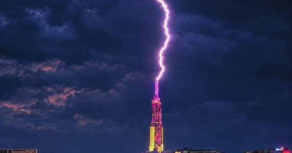 Chờ 6 mùa mưa để chụp được khoảnh khắc sét đánh trúng đỉnh Landmark 81 ở TP.HCM