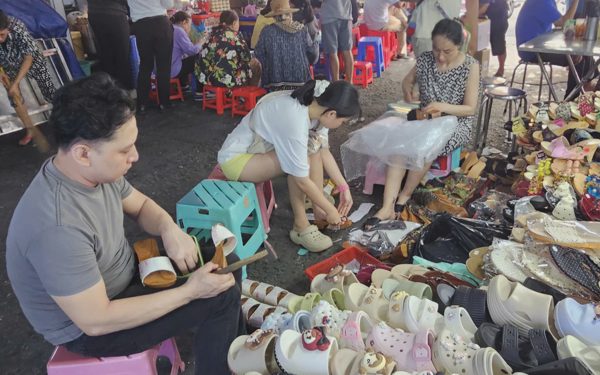 Chợ 'chết lâm sàng': Vì sao vẫn có tiểu thương bán đắt hàng?