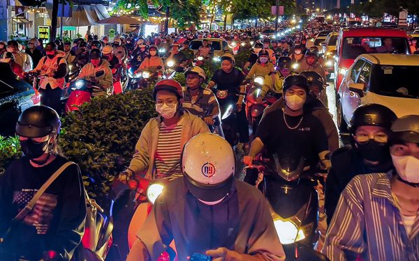 Chờ đèn đỏ hơn 5-7 phút vẫn chưa qua được ngã tư Phạm Văn Đồng - Phan Văn Trị, TP.HCM