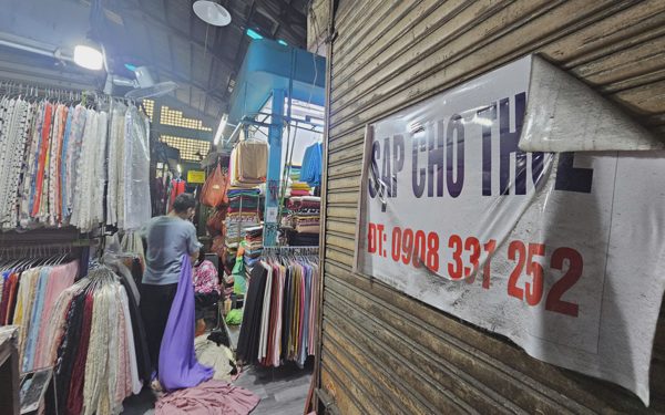 Chợ ế kéo dài, tiểu thương chợ truyền thống gà gật ngủ, coi phim ngắn giết thời gian