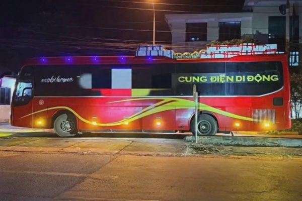 Chở hàng vượt quá kích thước, tài xế và chủ xe khách bị phạt tiền