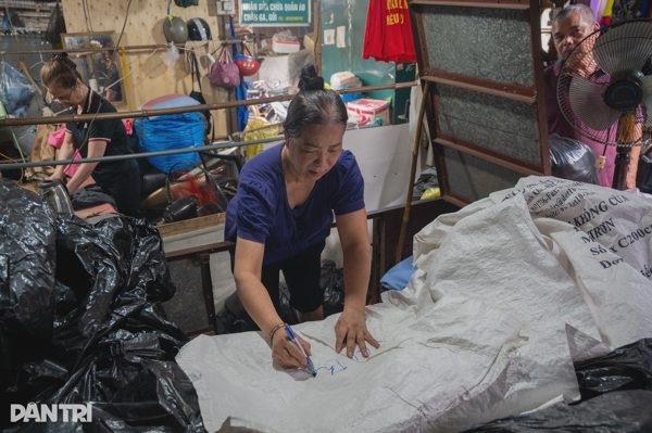 Chợ Kim Liên đóng cửa, tiểu thương loay hoay “bán cho ai bây giờ?”