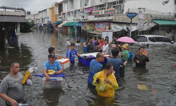 'Chợ nổi' xuất hiện giữa đường phố Bangkok sau trận lụt