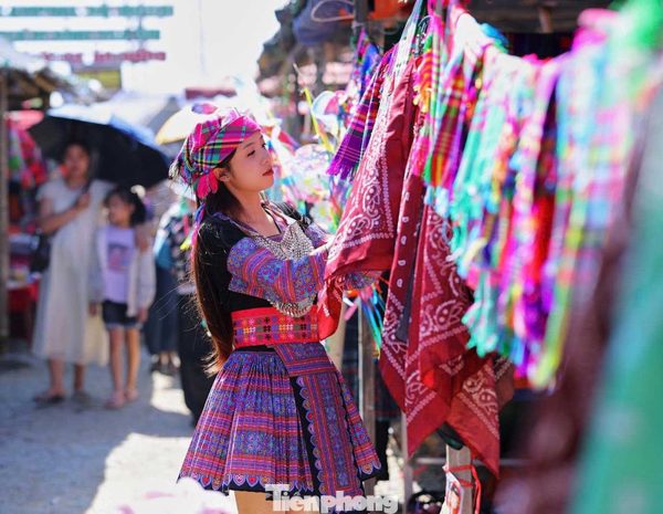 Chợ phiên dưới chân đèo Pha Đin