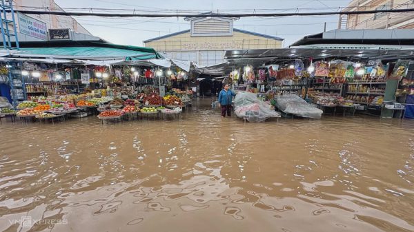 Chợ vắng, đường ngập sâu giữa đợt triều cường Cần Thơ