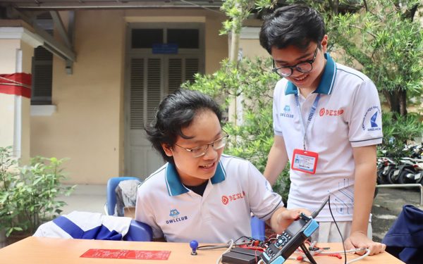 Chơi với robot, thiết bị đo điện tim tại tuần lễ sinh viên thời đại số
