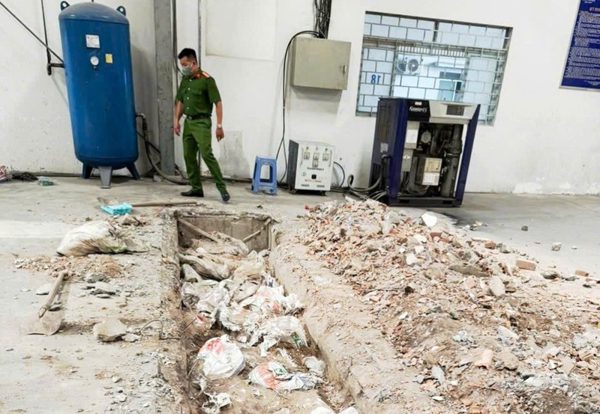 Chôn gần 48 tấn chất thải trong nhà xưởng, nhà xe của công ty