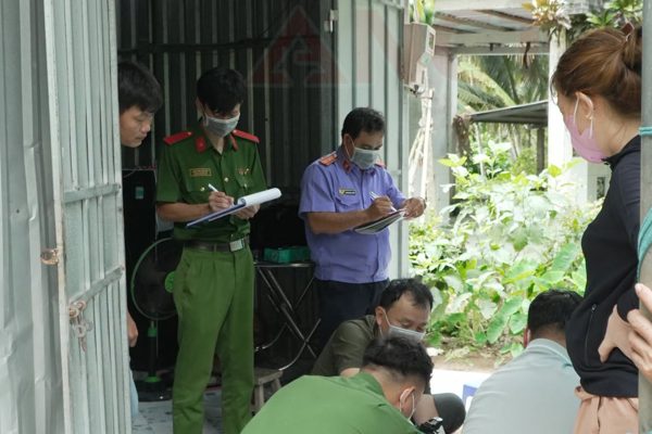 Chồng bóp cổ, đâm vợ tử vong ở Cần Thơ