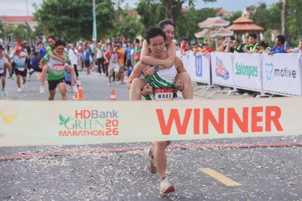 Chồng cõng vợ chạy đua tại Cần Giờ