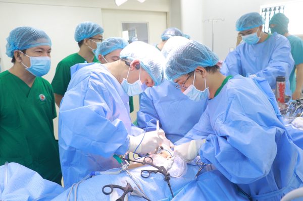 Chồng hiến thận cứu vợ, cha nhường một phần cơ thể cho con