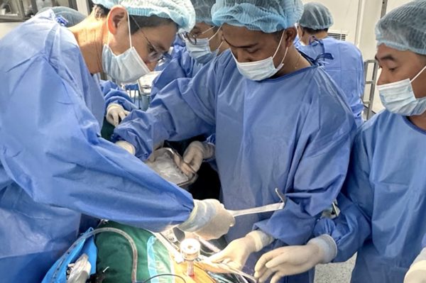 Chồng hiến thận cứu vợ trong ca ghép thận đầu tiên tại Đồng Nai