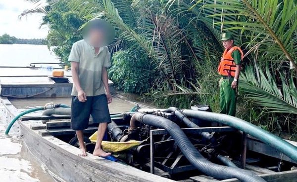 Chống khai thác cát trái phép: Xử nghiêm hành vi 'bảo kê, làm ngơ, góp vốn'