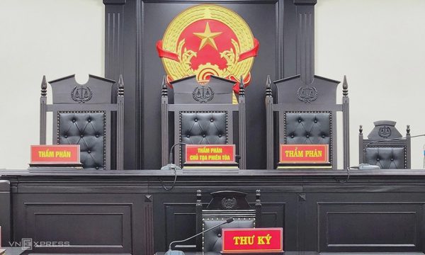 'Chồng Tây' đánh vợ trọng thương trong lúc ghen