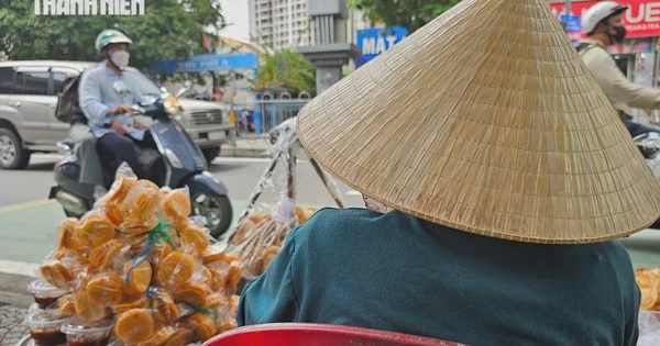 Chồng và con trai duy nhất qua đời, bà mưu sinh bên mâm bánh tráng me
