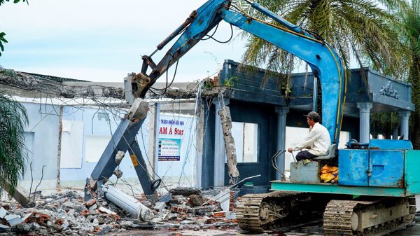 Chủ biệt thự 'đẹp nhất Cà Mau' bắt đầu tháo dỡ công trình vi phạm
