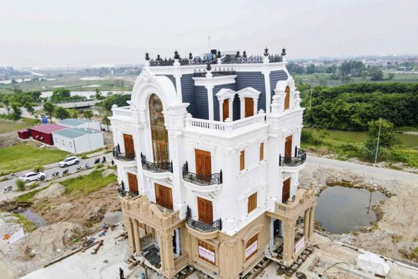 Chủ nhà nói lý do nhờ ‘thần đèn’ dời căn biệt thự nặng hàng trăm tấn ở Bắc Ninh