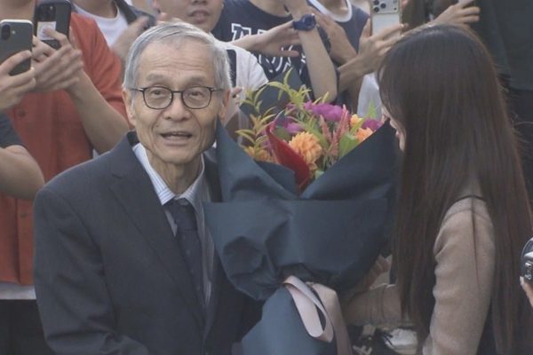 Chủ nhân Nobel Hóa học 2026 đang đạp xe đi chợ thì nhận tin thắng giải