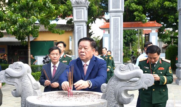 Chủ nhiệm Tổng cục Chính trị Quân đội nhân dân Việt Nam Nguyễn Trọng Nghĩa dâng hương tri ân Đại tướng Võ Nguyên Giáp