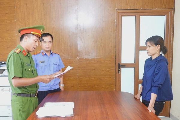 Chủ quán hải sản xịt nước vào mặt bà bán rau bị phạt hơn 2 năm tù
