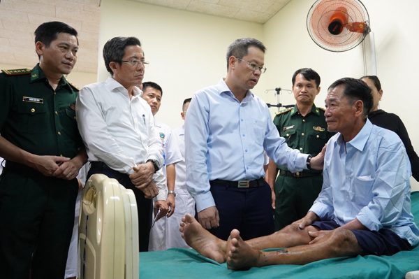 Chủ tịch Đà Nẵng thăm, động viên 32 ngư dân gặp nạn trên biển trở về